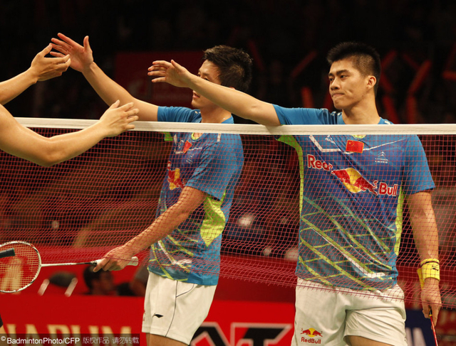 蔡赟傅海峰与对手握手