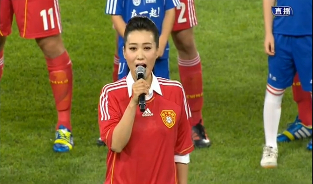 谭晶穿国足队服献唱