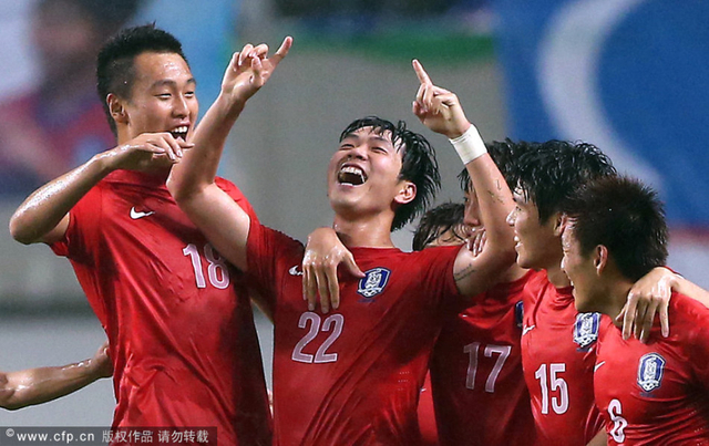 金英权庆祝进球