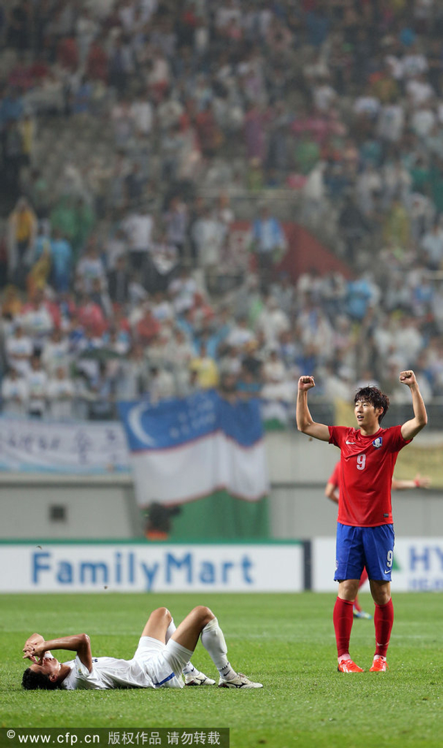 韩国球员欢庆胜利