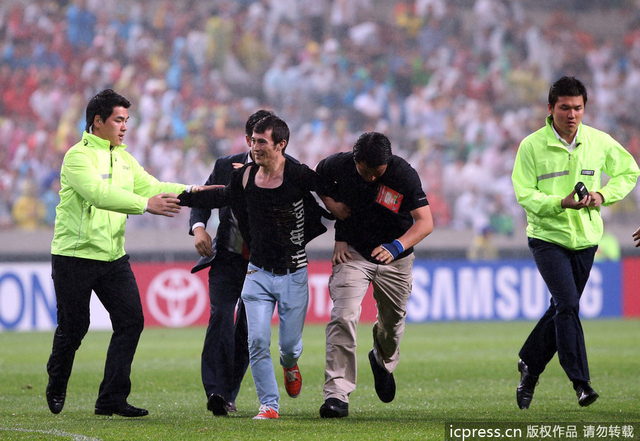 被制服后带出球场