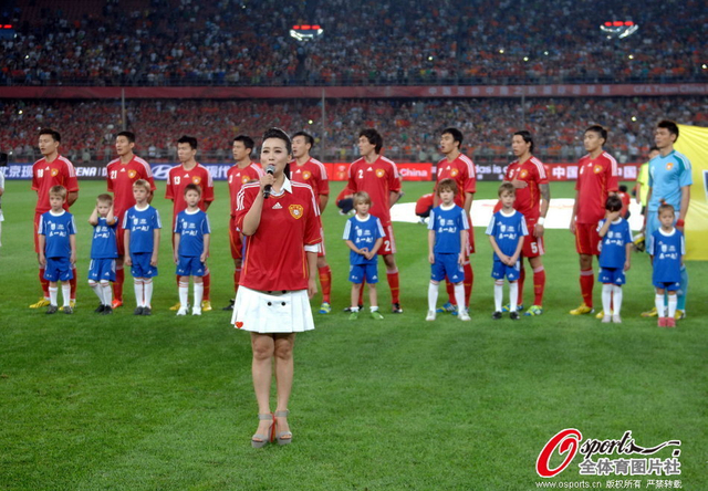 谭晶在国足将士前献唱