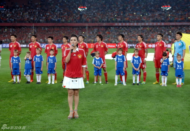 谭晶工体领唱国歌