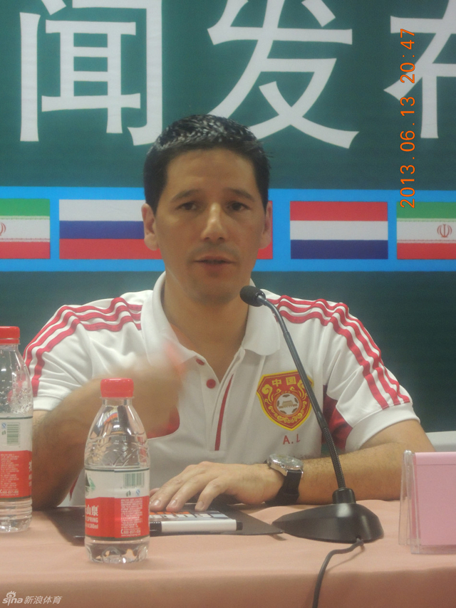 发布会上回答记者提问