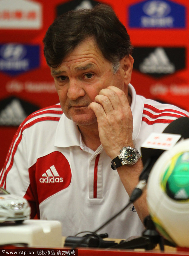 卡马乔抓腮思索