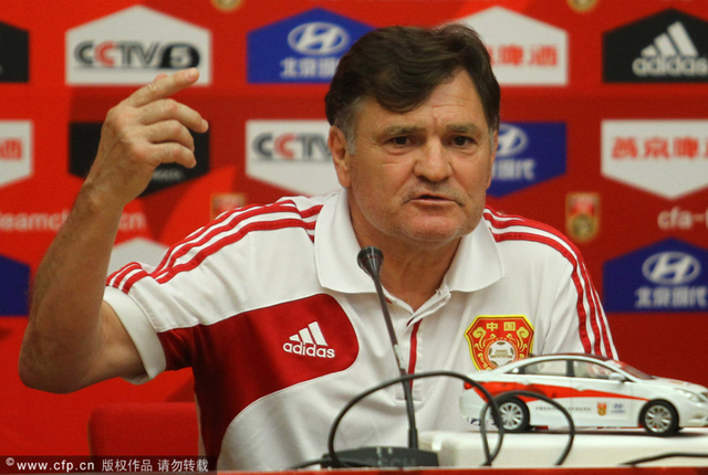 语言带手势比划