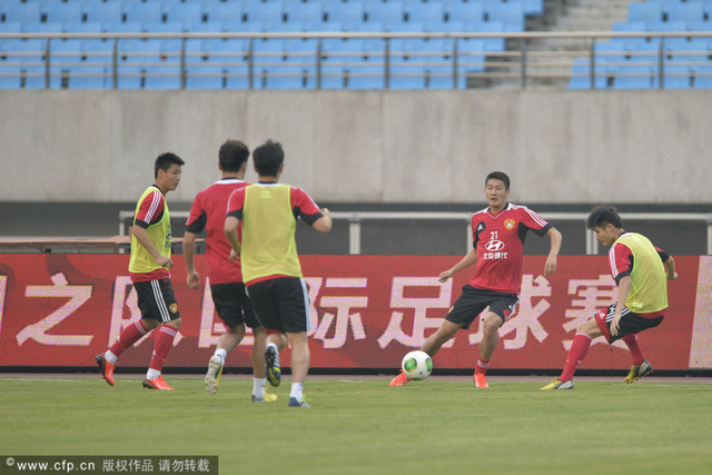 队员们拼抢积极