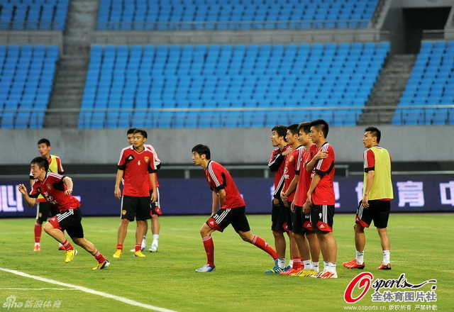 国足球员排人墙表情各异