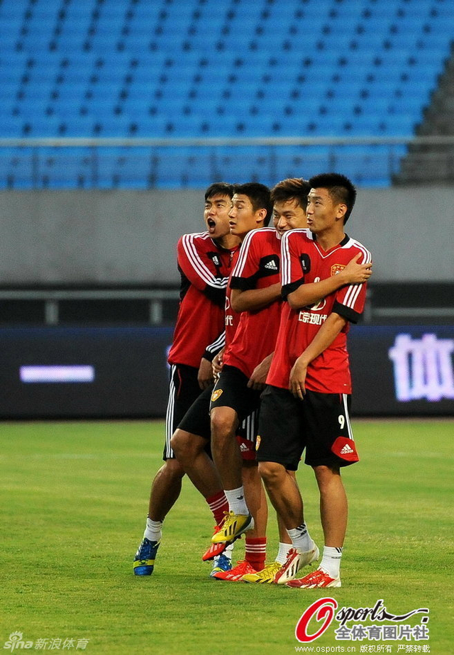 国足球员排人墙表情各异