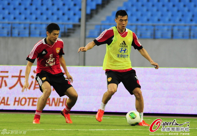 中国男足队员于大宝、于海对抗训练