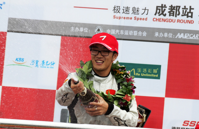 冠军崔岳喷香槟