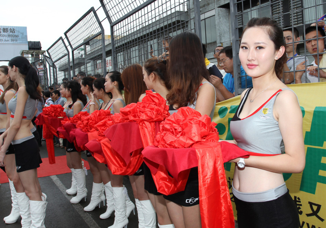 开幕式上的赛车宝贝