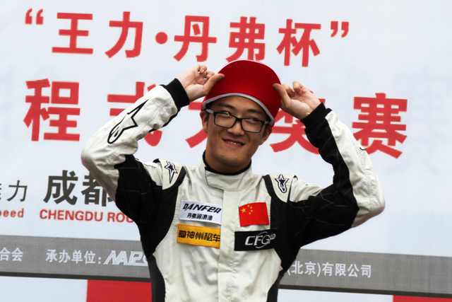 崔岳在领奖台上做鬼脸