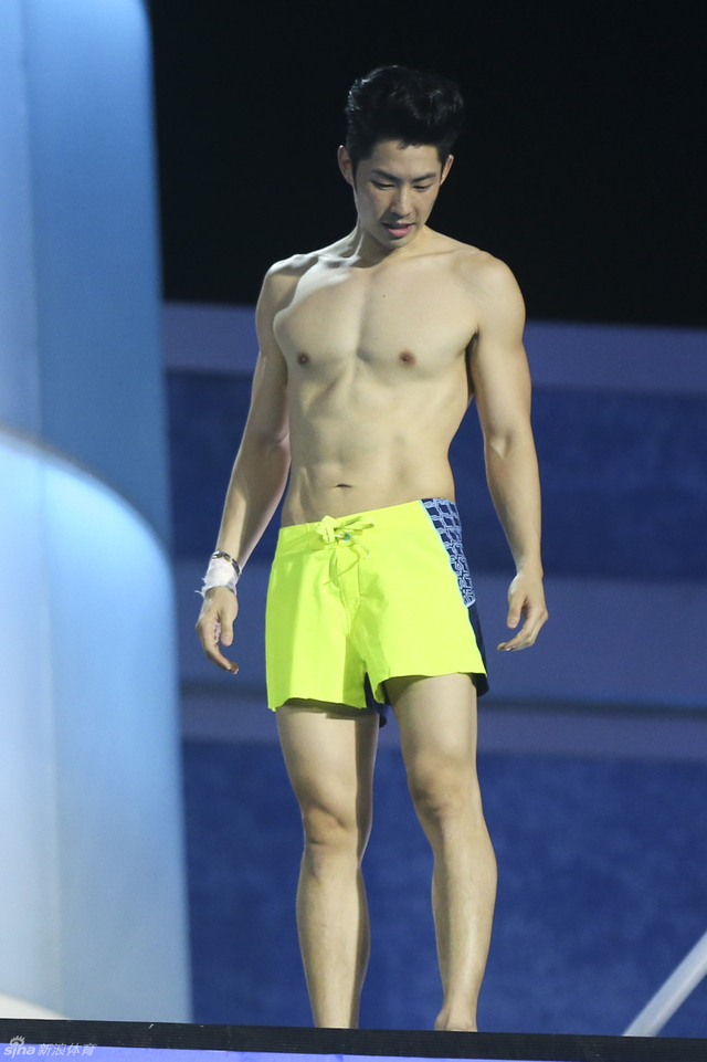 吴建豪登上十米台