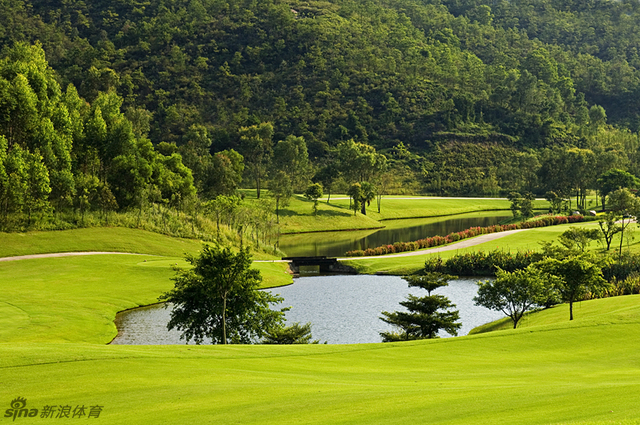 球场上的湖光山色