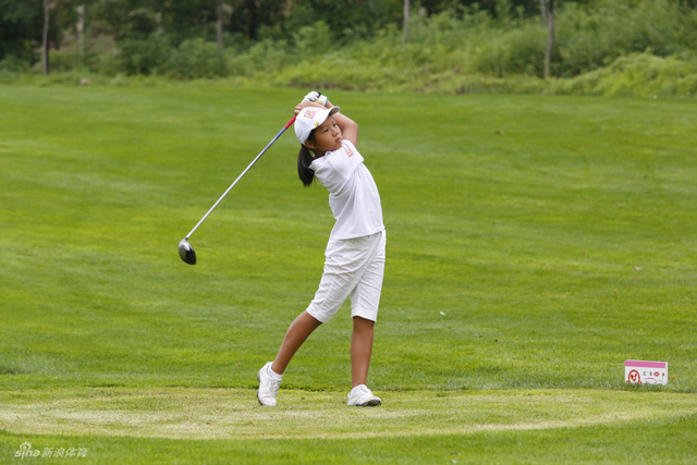 首轮女子D组领先卢钰雯