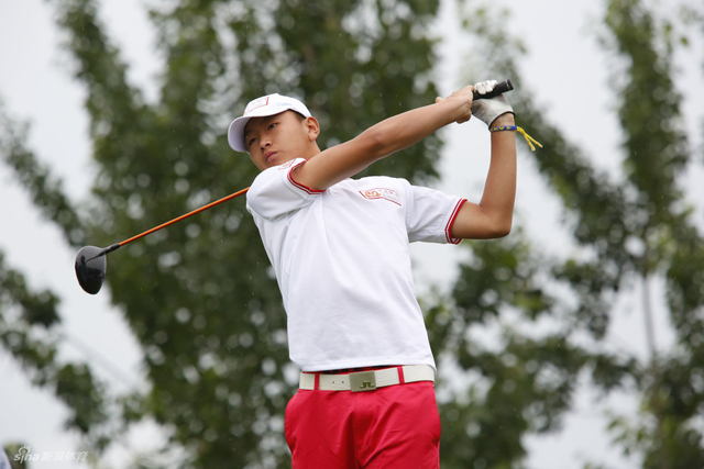 首轮男子B组领先王东禹