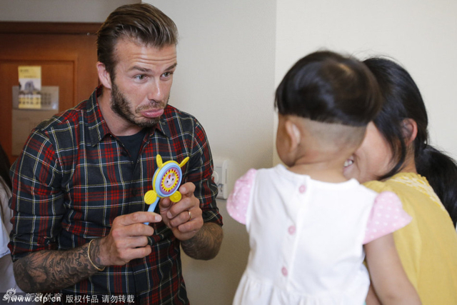 小贝现身医院看望患儿