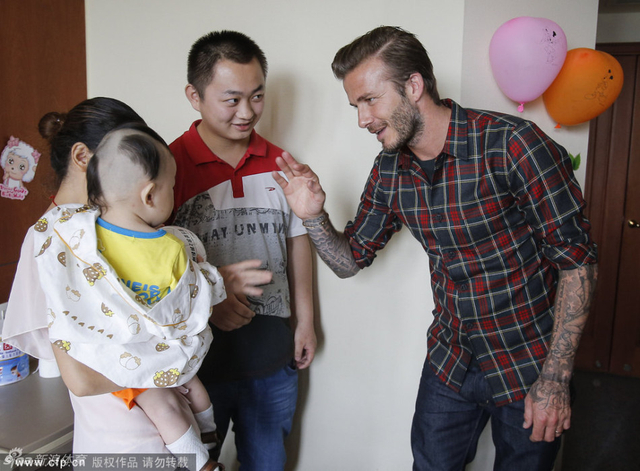 像小患者打招呼