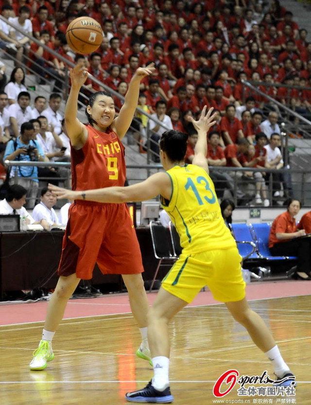 丁园给队友传球