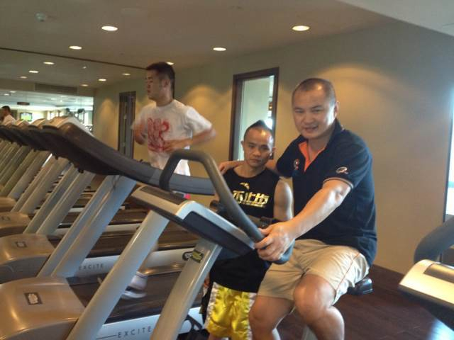 熊朝忠在健身房中