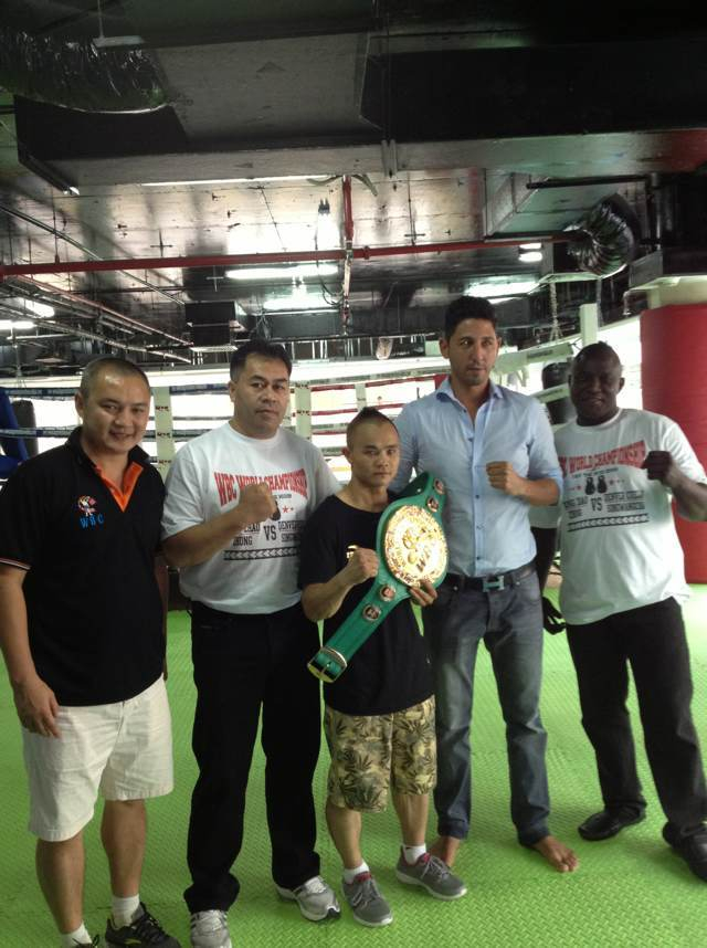 熊朝忠手拿金腰带