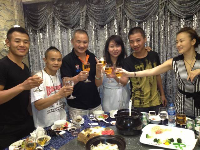 熊朝忠在餐桌上