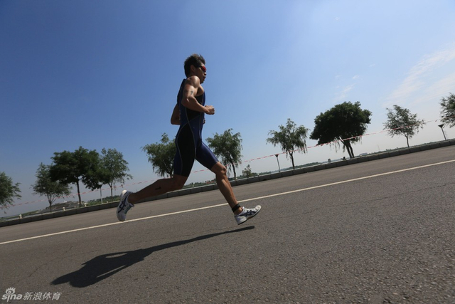 白发全在跑步比赛中