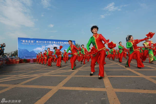 当地群众舞起来