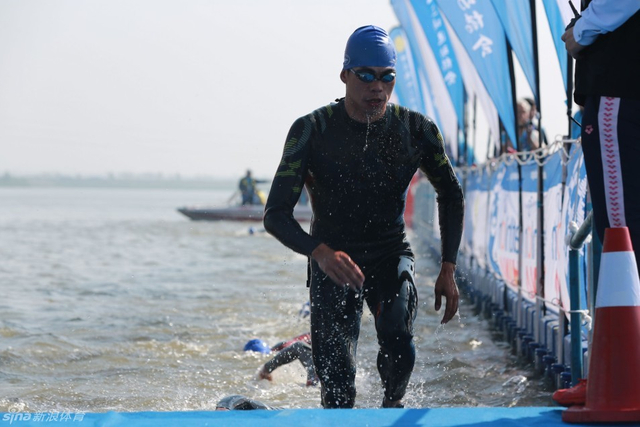 选手从水中出来