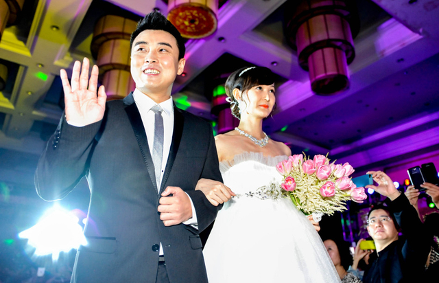 王皓夫妇接受祝福