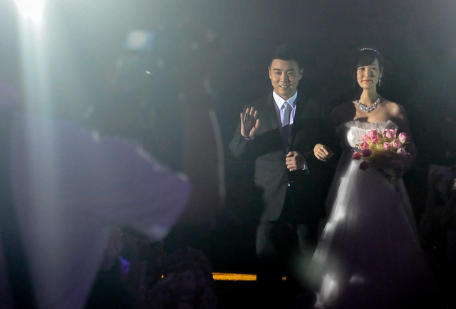 王皓和妻子出场