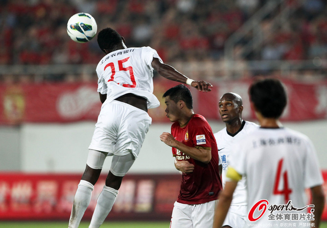 上港队争夺头球