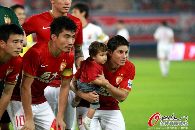 孔卡抱爱子合影留念