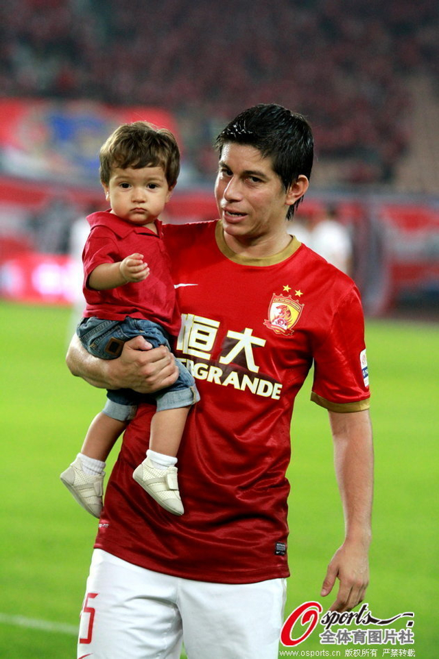 孔卡携爱子出场