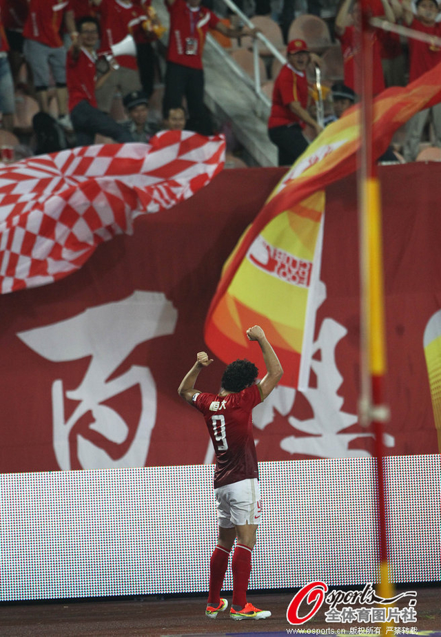 球迷为其摇旗欢呼