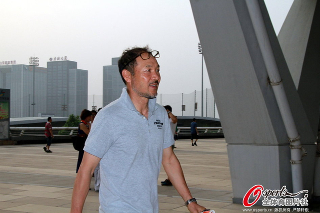 青岛主帅张外龙现身赛场外