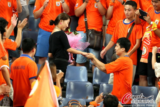 鲁能球迷看台浪漫求婚