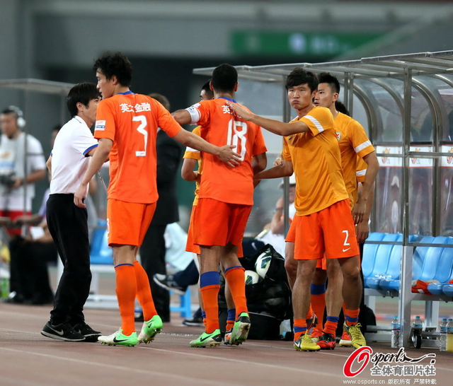 队友祝贺安塔尔