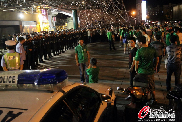 绿城球迷赛后欲堵裁判