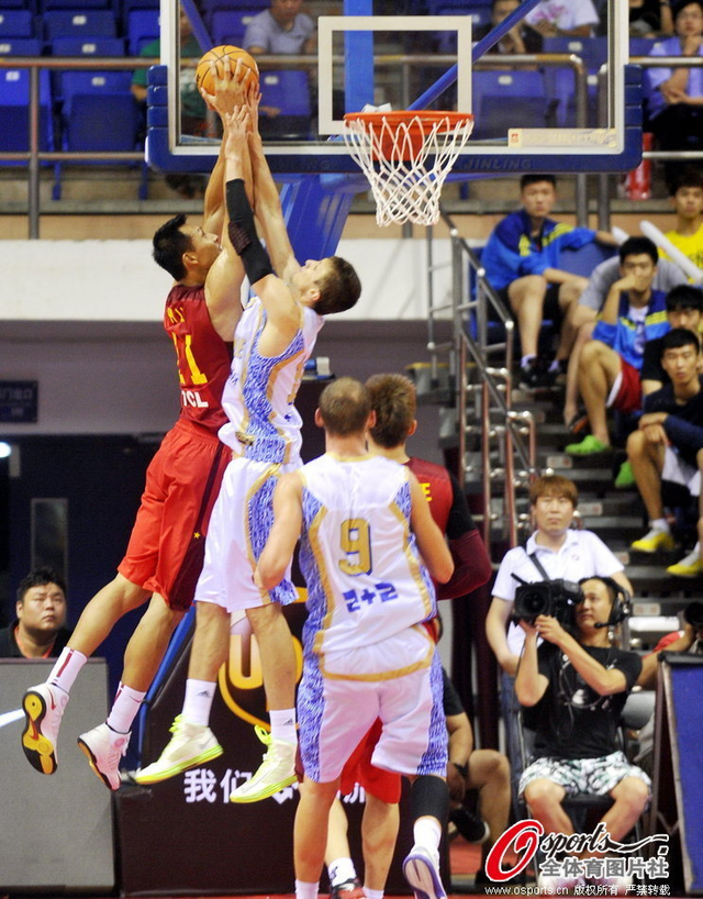 易建联隔人暴扣