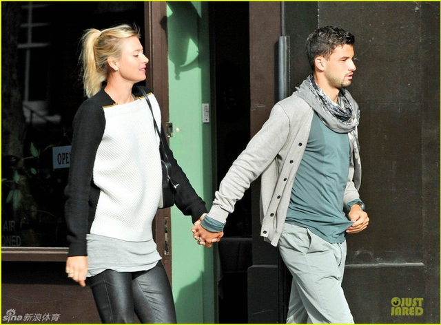 手牵手十分甜蜜