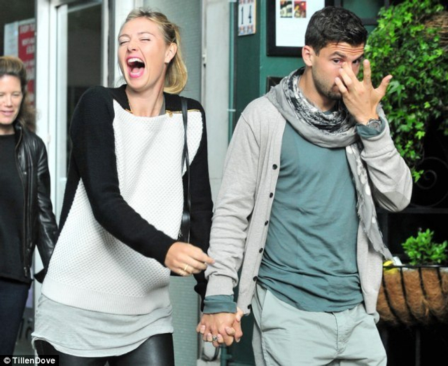 莎娃与男友牵手甜蜜出行