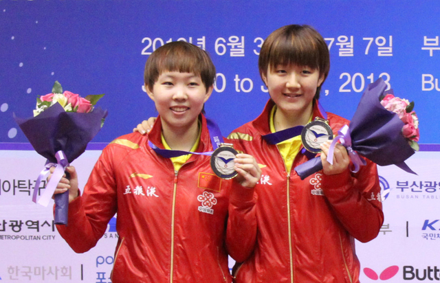 两位小将展示金牌