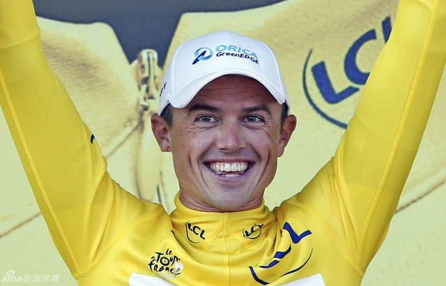 格兰斯穿上黄衫