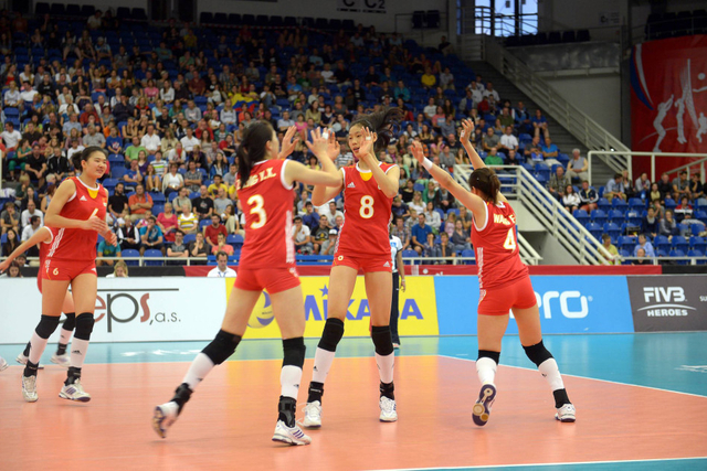 国青女排庆祝得分