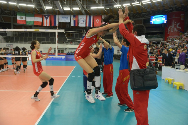 朱婷跳起与教练庆祝