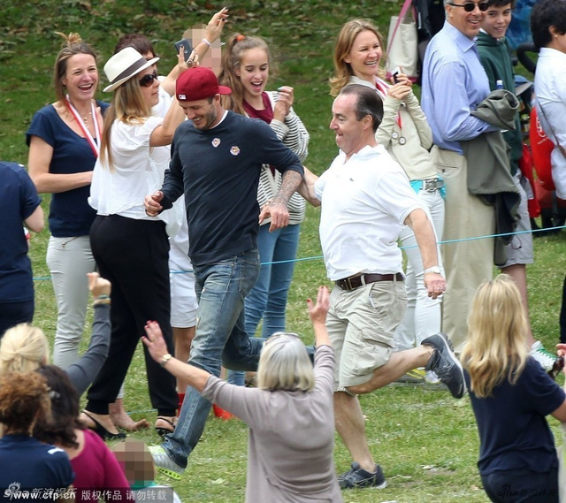 小贝与儿子同学家长比赛