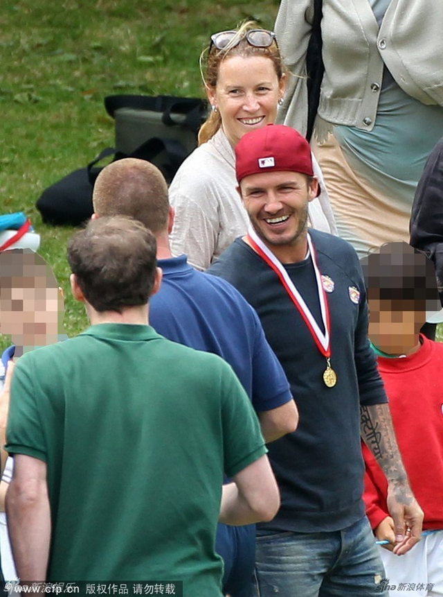 贝克汉姆和友人握手打招呼