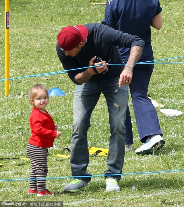 贝克汉姆贴心照顾女儿